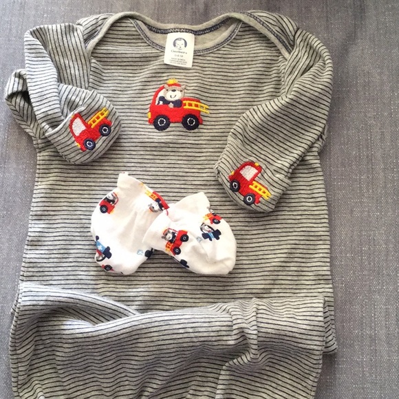 Gerber Other - Gerber’s 0-6M 🔥 firetruck sleeping gown & mittens